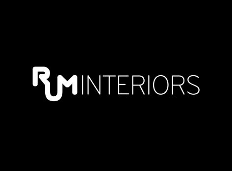 Logotip de Rum Interiors sobre fons rosa